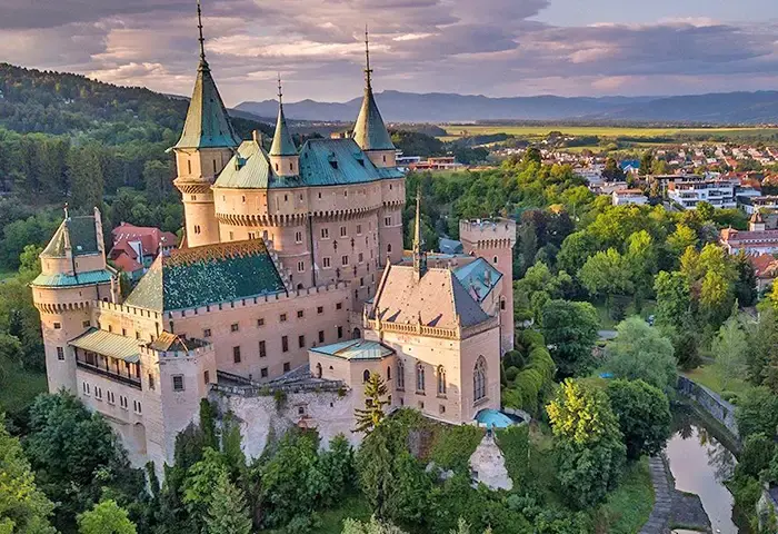 A felvidék gyöngyszemei – BAJMÓC-i kastély, állatkert és a híres lombkorona sétány