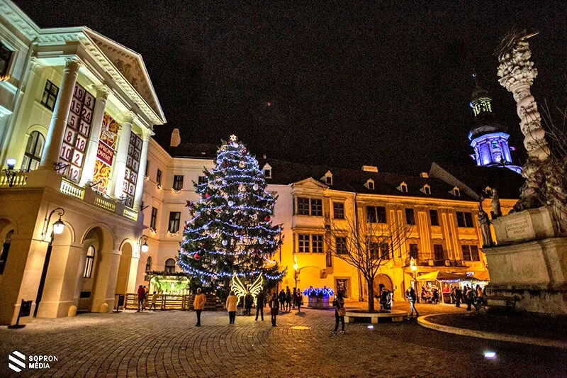 Karácsonyfa és ünnepi fények a soproni Fő téren